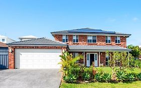 Cheerful 4-Bedroom Family Retreat In Caves Beach